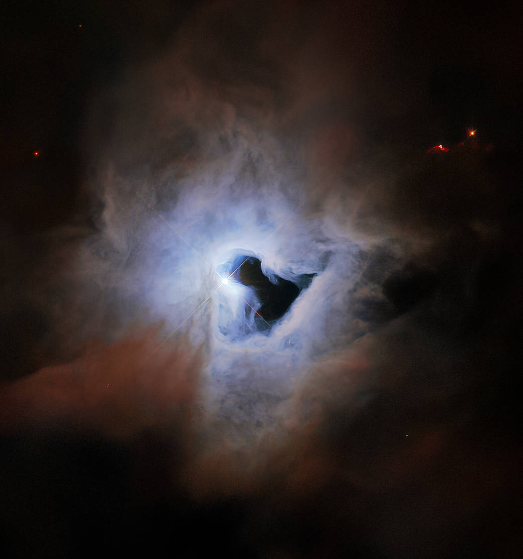 Ce portrait particulier du télescope spatial Hubble de la NASA/ESA présente NGC 1999, une nébuleuse par réflexion dans la constellation d'Orion. NGC 1999 se trouve à environ 1 350 années-lumière de la Terre et se trouve près de la nébuleuse d'Orion, la région de formation d'étoiles massives la plus proche de la Terre. NGC 1999 lui-même est une relique de la formation récente d'étoiles - il est composé de débris laissés par la formation d'une étoile nouveau-née.