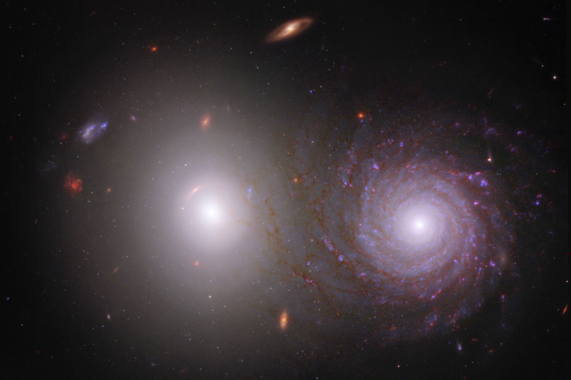 Webb et Hubble s'associent pour tracer la poussière interstellaire dans une paire galactique