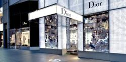 Christian Dior was the designer of dreams. As soon as his House was founded in 1946, and consecrated by the revolution of the New Look, his visionary spirit never ceased to glorify women all over the world. Bleu7.com